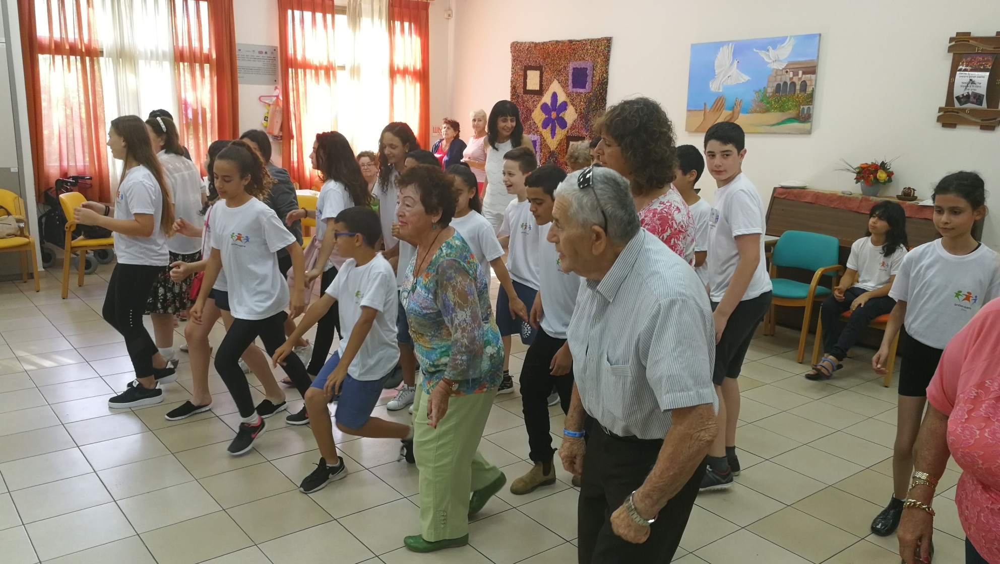 ביחד יוצרים חברה בין-דורית. צילום: טל קירשנבאום